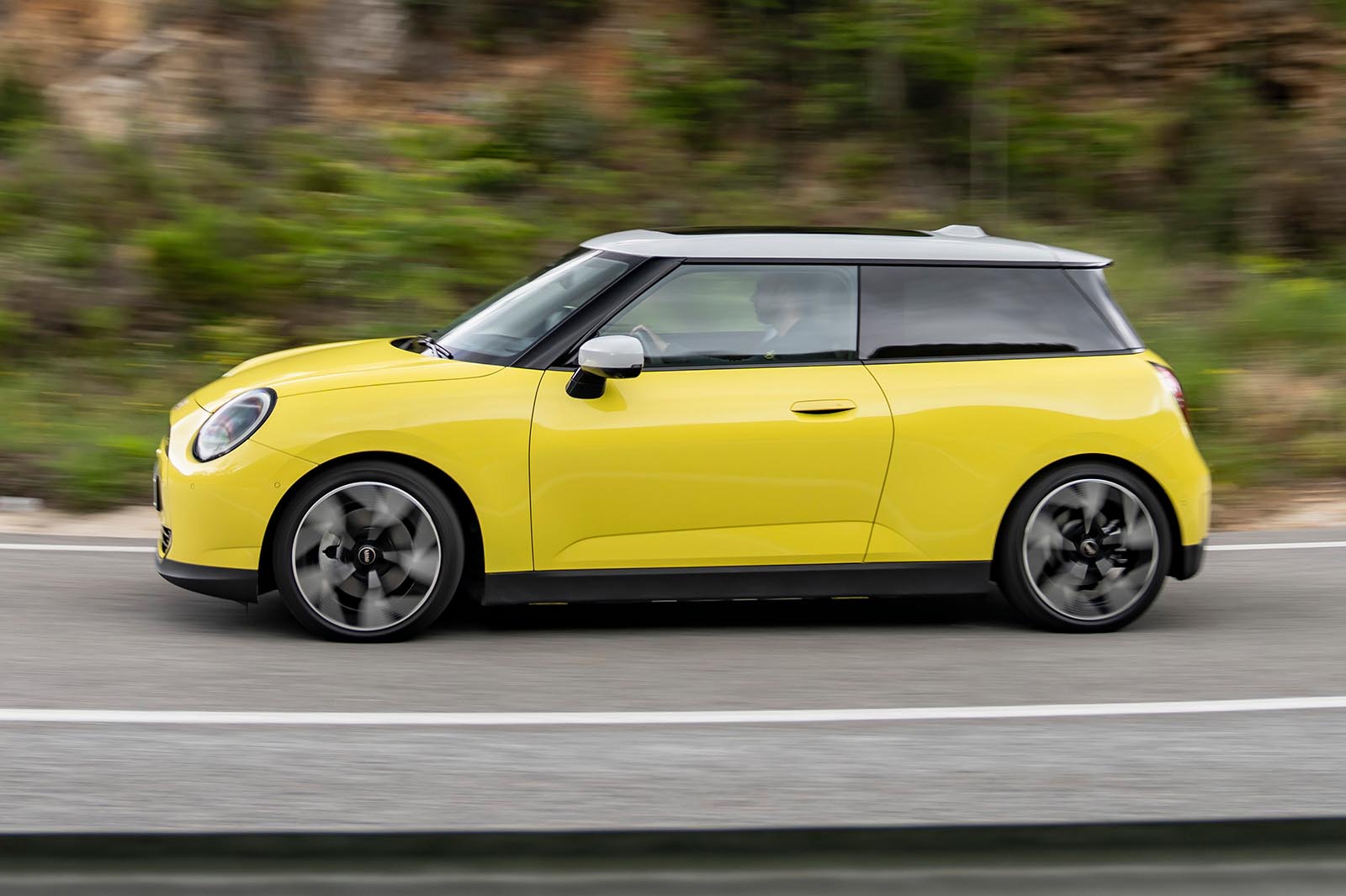 mini cooper se review 2024 02 side panning