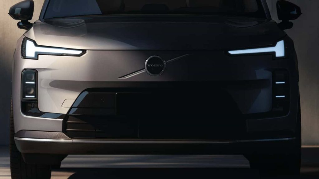 Volvo XC70 Brought Back as High-End Plug-In Hybrid