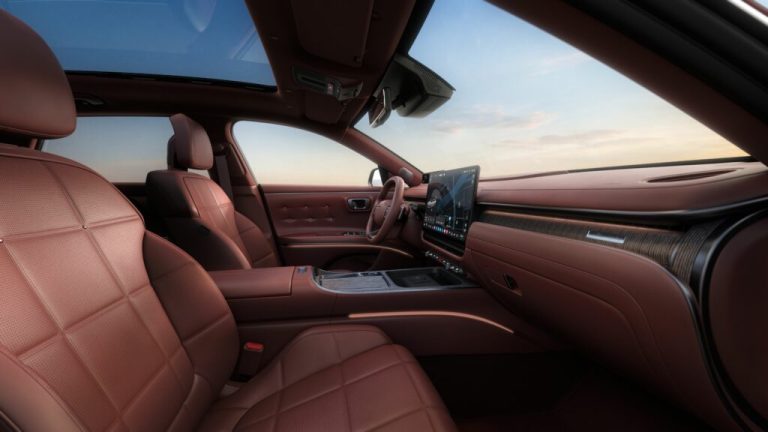 Hyundai Unveils New Grandeur Featuring Luxurious Finish and 17-inch Pleos Display