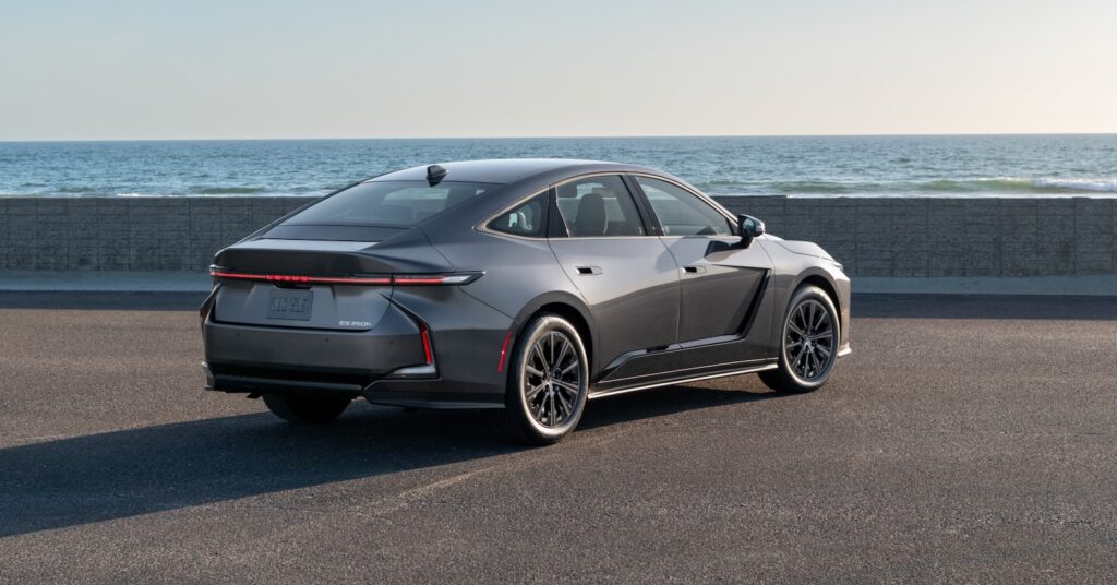 Evaluation of the 2026 Lexus ES 350h: Improved Comfort and Efficiency