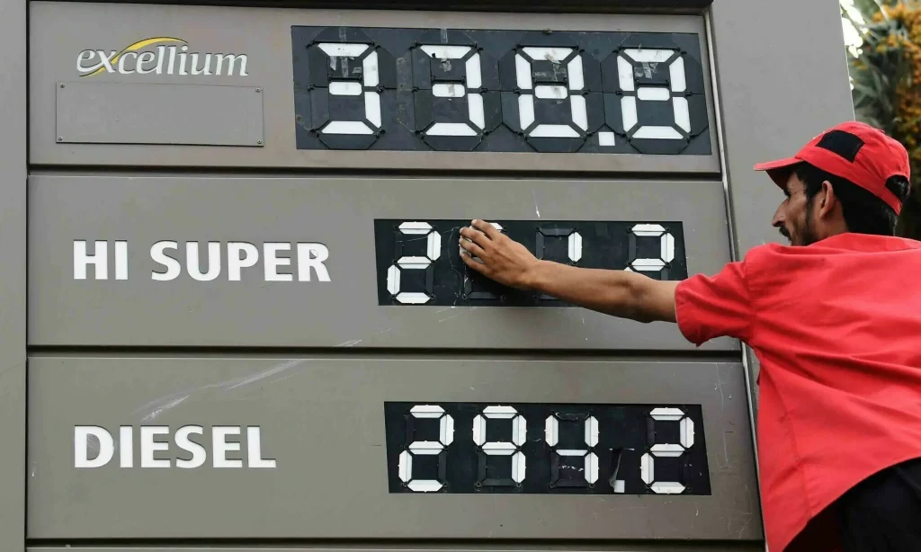 Pakistan Aims to Remove Regulations on Petrol Prices by June 2027
