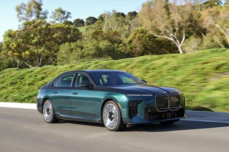 This 2027 BMW i7 Wears Vancouver Green Under A Black Sapphire Top, And It Isnât The $14,000 Dual-Finish